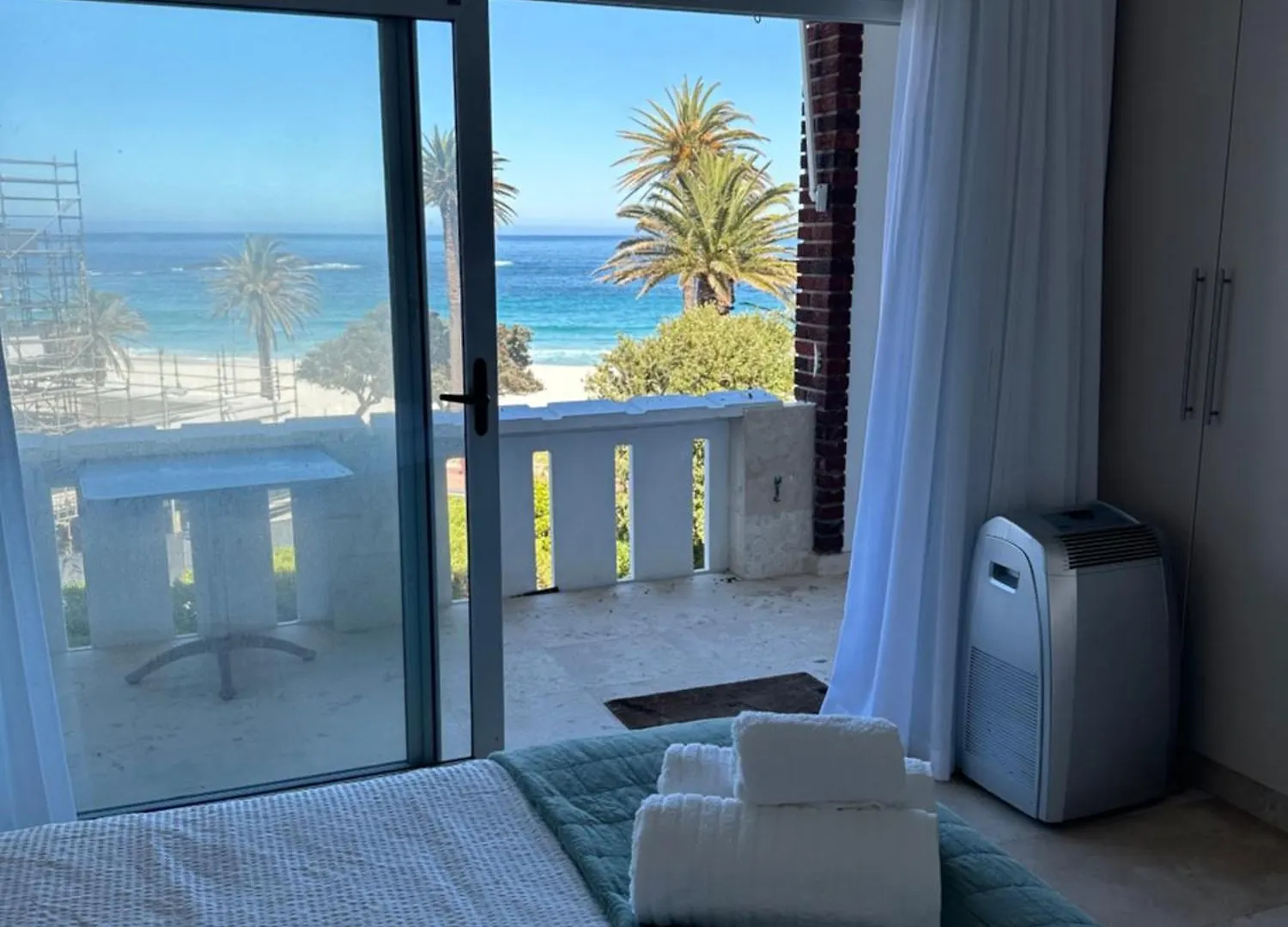 Apartment Vibrant Beachfront Getaway In Camps Bay Cape Town